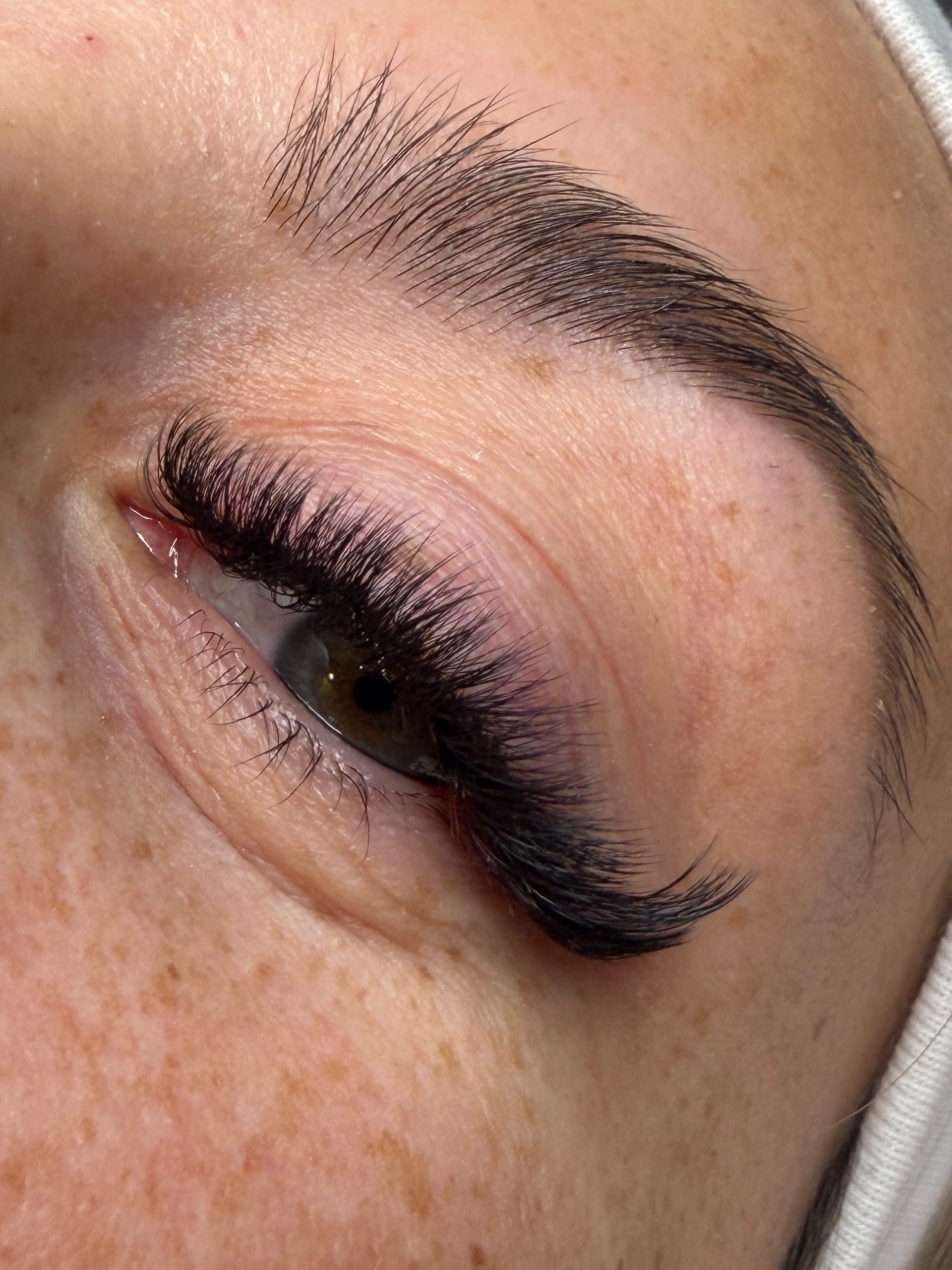 Premium Wimpernverlängerung mit UV-Technik bei Bellalashes Stuhr – voluminöser, natürlicher Wimpernkranz